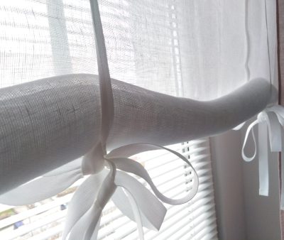 firana na okno w łazience podwijana